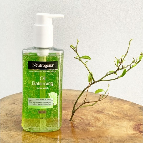 ژل شستشوی صورت Neutrogena مدل لیمو و آلوئه ورا