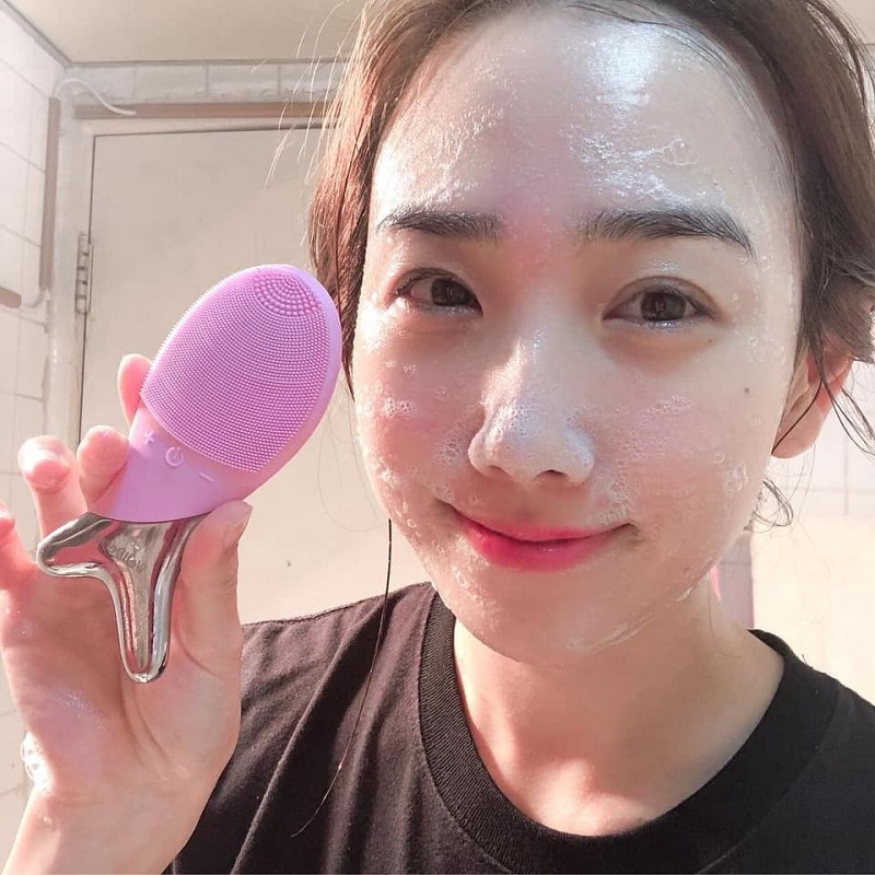 فیس براش سیلیکونی و ماساژور صورت شارژی WellDerma