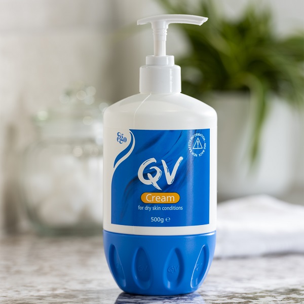 کرم مرطوب کننده پوست خشک کیووی QV