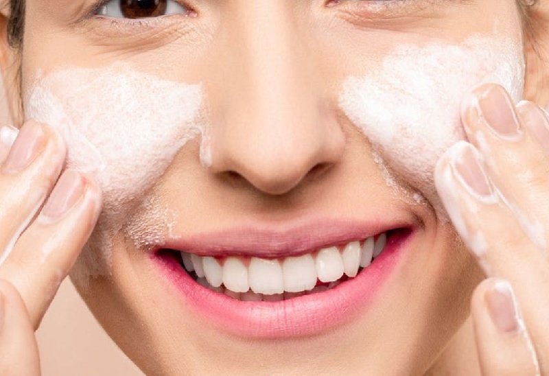 فوم کرم شستشو صورت سراوی مدل hydrating فوم CERAVE مدل HYDRATING CLEANSER